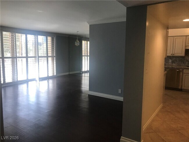 Building Photo - 205 E Harmon Ave