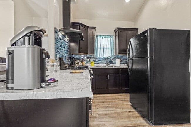 Building Photo - Stylish Furnished Tiny Home • 1 Bedroom • Laundry • Gated Community