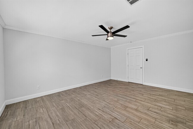 Building Photo - 818 Silvergate Dr