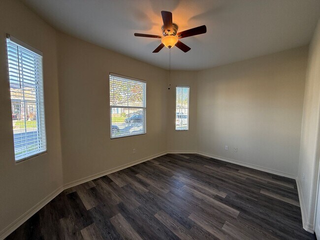 Building Photo - Beautiful Bradley Square Single Story Home With Easy Access to Shopping/101 Frwy