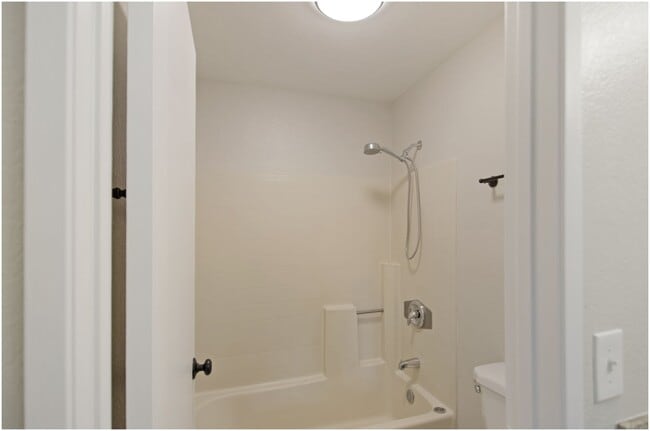 Building Photo - 1 Bedroom Ritz Pointe Condo!