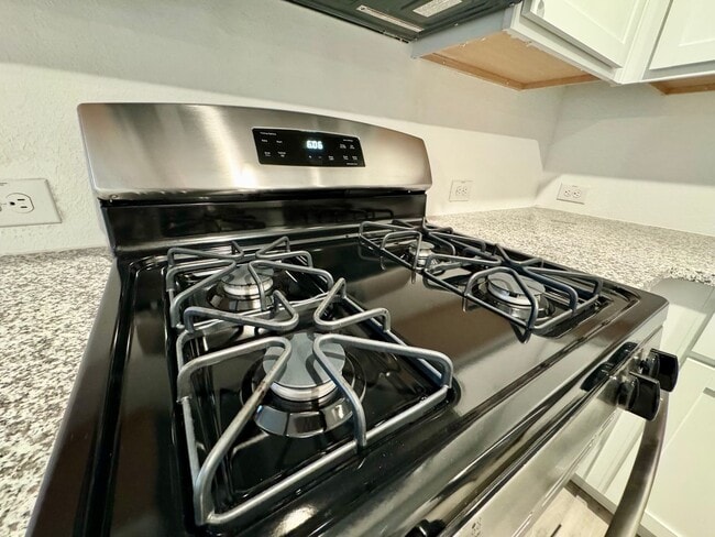 Building Photo - Charming 3/2 Home with Garage, Fenced Backyard & Community Amenities!