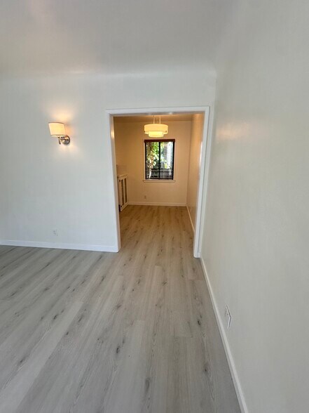 Building Photo - 2538 1/2 Military Ave