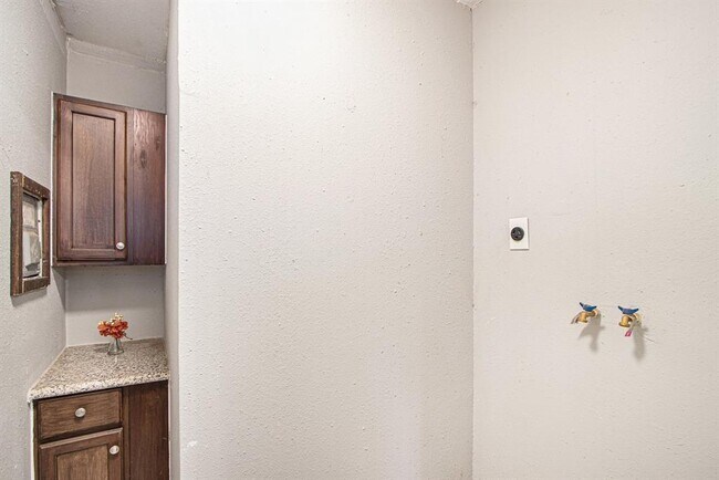 Building Photo - 9414 Rosehaven Dr