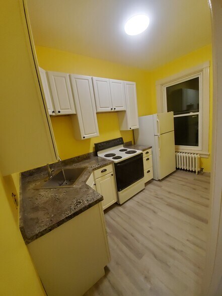 Kitchen - 364 N York St