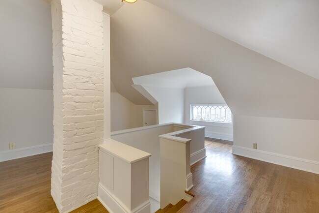 Building Photo - Rare & Charming Upper Queen Anne Home Available July!