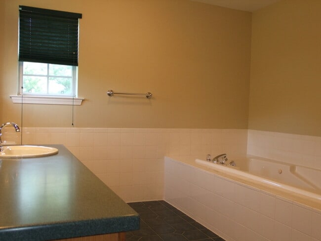 Building Photo - 12 Roxiticus Ct