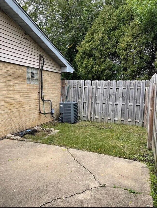 Building Photo - 219 N Grace Ave