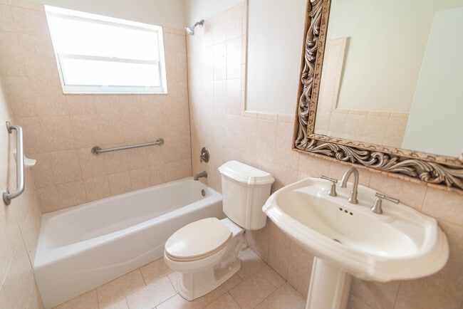 Building Photo - 8524 NW 57th Ct