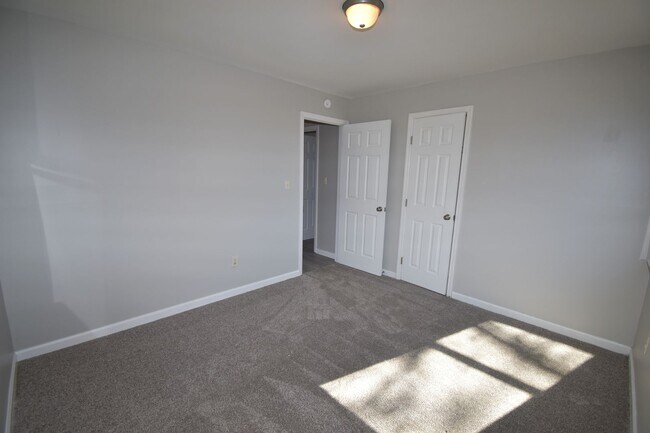 Building Photo - 4 Bedroom Home For Rent Over The River!