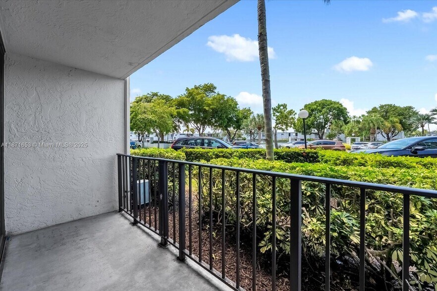 Building Photo - 1000 Parkview Dr