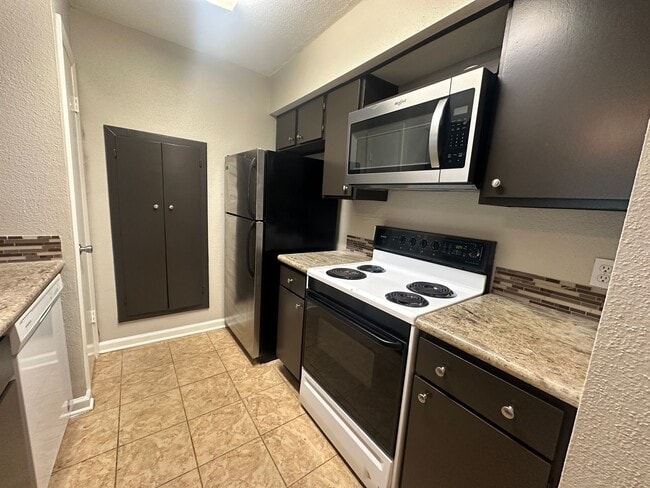 Building Photo - For Lease | 2 Bed, 2 Bath |863 Sq Ft | Wim...