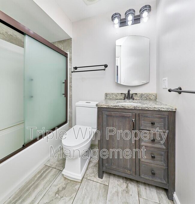 Building Photo - 803 Holiday Ave