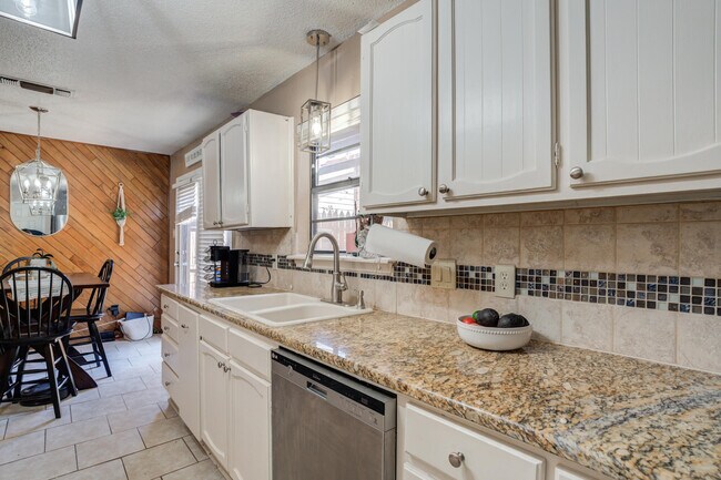 Building Photo - 8633 Knoxville Dr