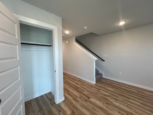 Building Photo - Charming 3/2.5 2 Story Home in Hiddenbrook
