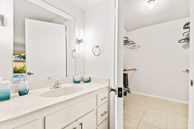 Building Photo - 9126 E Highland Pines Blvd