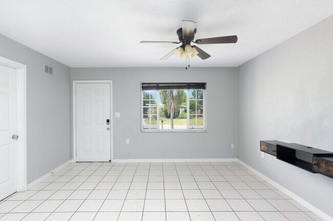 Building Photo - Charming & Rare 4-Bedroom Home in Saint Petersburg!