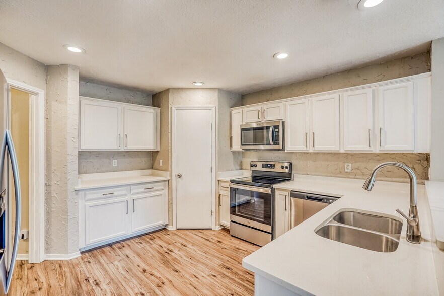 Building Photo - 302 Dunford Ct