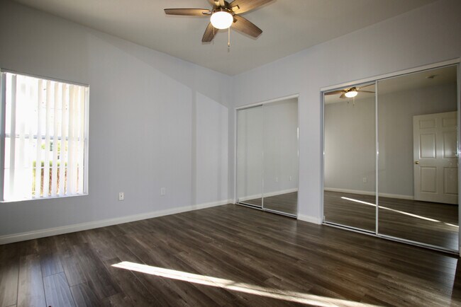 Building Photo - Beautiful 2BR / 2BA Renovated / Modern Con...