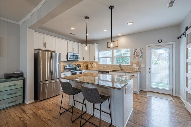 Building Photo - 8083 Rutland Village Dr