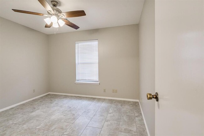 Building Photo - 828 Russell Cir