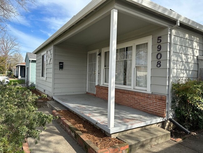 Building Photo - 3 Bed/1 Bath Home with Yard in Tahoe Park