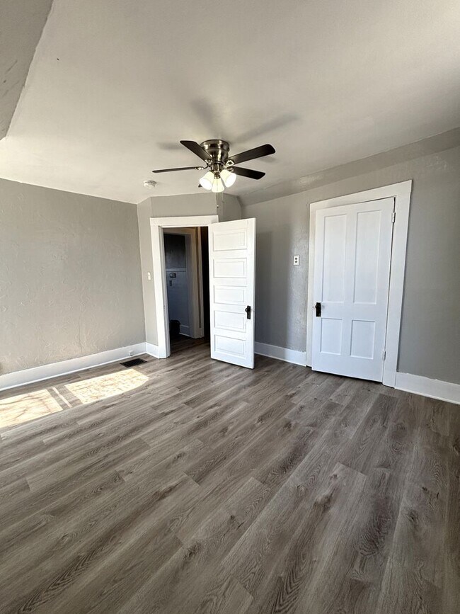 Building Photo - RENT SPECIAL - RENT REDUCED!!  2 Bedroom, 1 Bathroom apartment in great CF location!