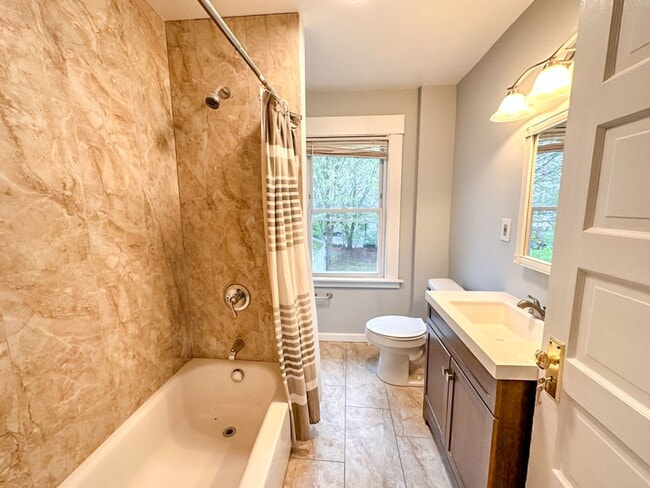 Building Photo - Lovely 3-bed Single Family Home in Hamden! Gorgeous Hardwood Floors throughout!