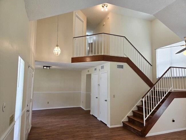 Building Photo - 1232 Woodridge Ct