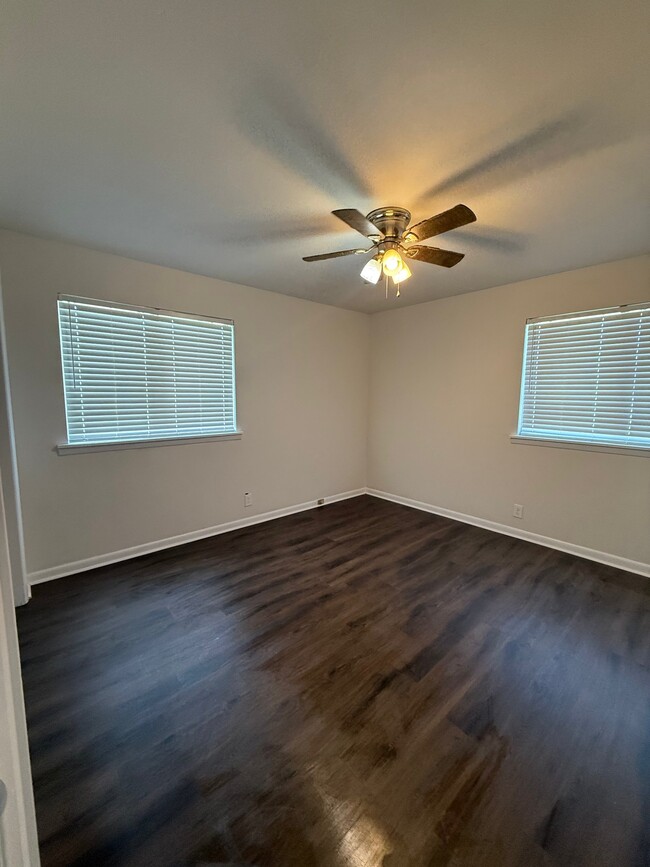 Building Photo - 5115 N Woodland Dr