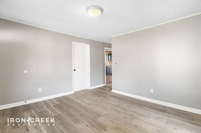 Building Photo - 16 Pelzer St