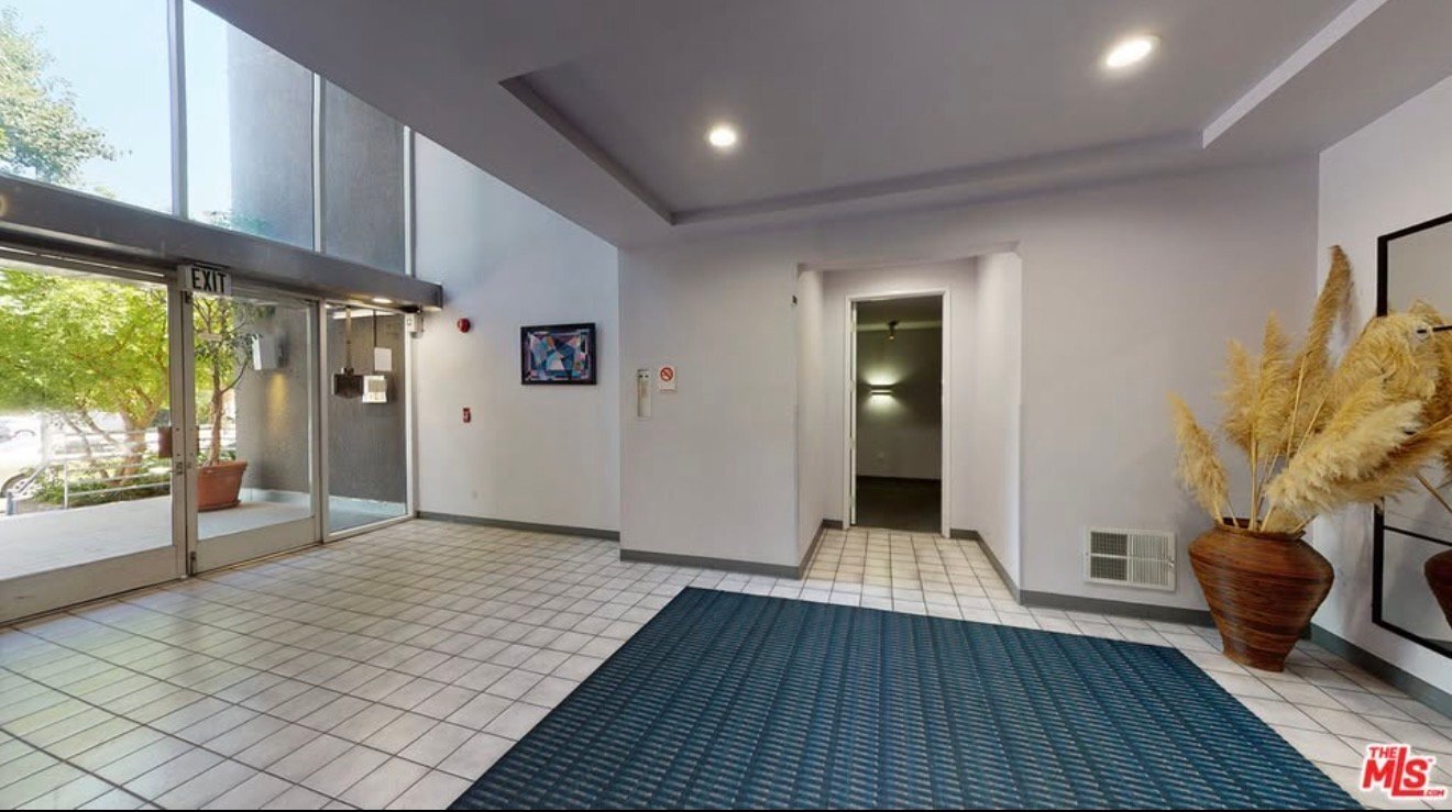 Building Photo - 5151 Balboa Blvd