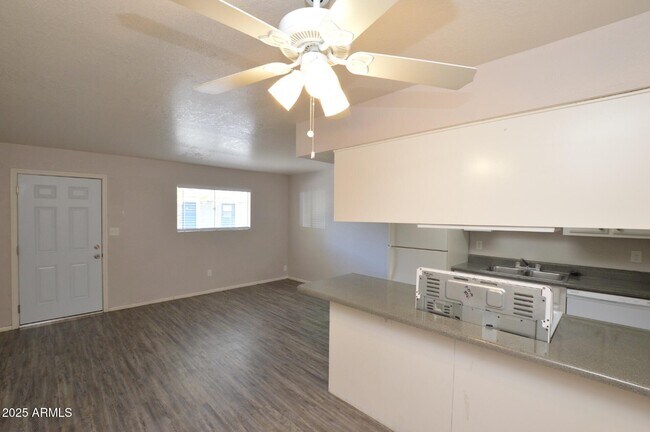 Building Photo - 3004 E Waltann Ln