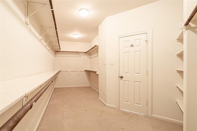 Building Photo - 2418 Hendricks Lakes Dr