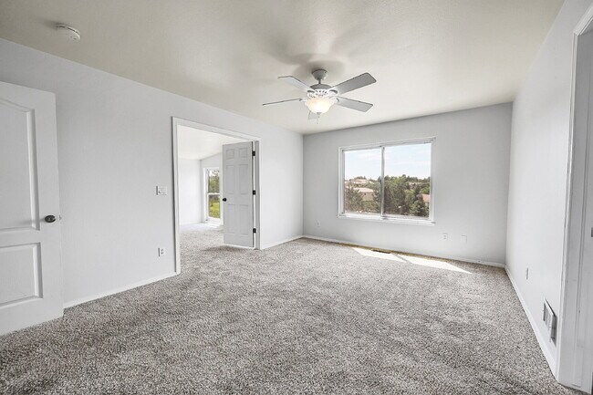 Building Photo - $2,995, 4 bed, 3.5 bath, located in Monume...