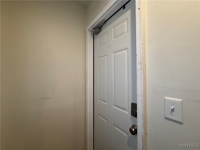 Building Photo - 193 Vermont St