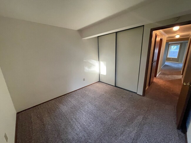 Building Photo - 2 BED 2 BATH SOUTHRIDGE CONDO