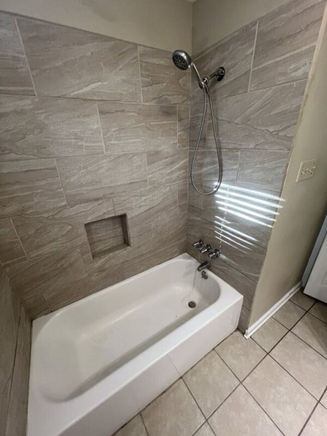 Building Photo - Newly updated!  3 bedroom, 1.5 bath home o...