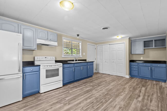 Building Photo - 404 Pine St