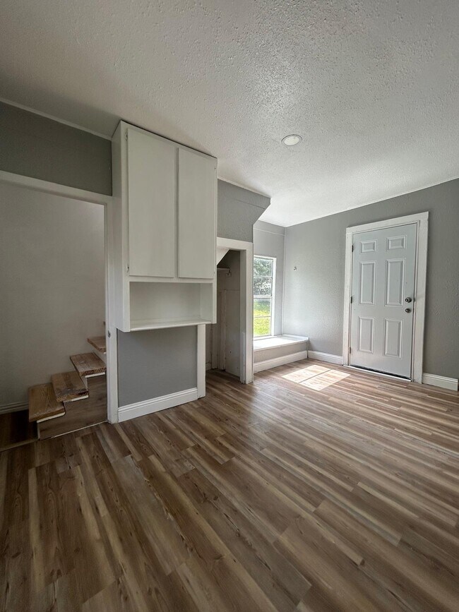 Building Photo - 426 N Clements St