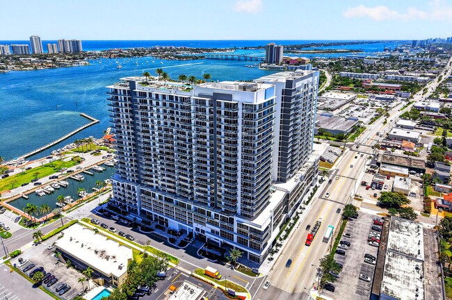 Building Photo - 220 Lake Shore Dr