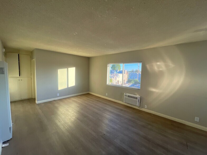 Building Photo - 8720 Orion Ave