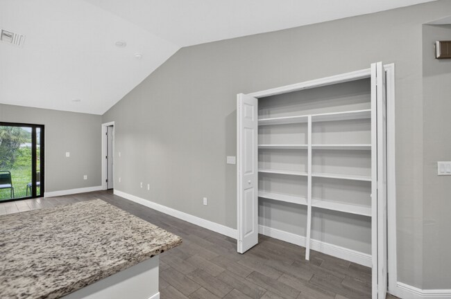 Building Photo - 839 Bedford Dr