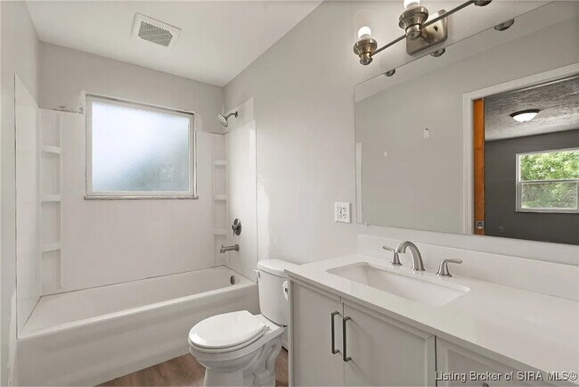 Building Photo - 456 Thompson St