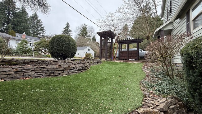 Building Photo - Spacious single-family home located in Southwest