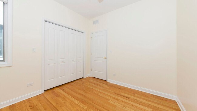 Building Photo - 1449 W Fullerton Ave