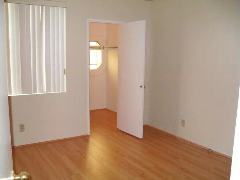 Spacious guest room - 12830 Burbank Blvd