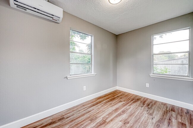 Building Photo - 6715 Victoria St