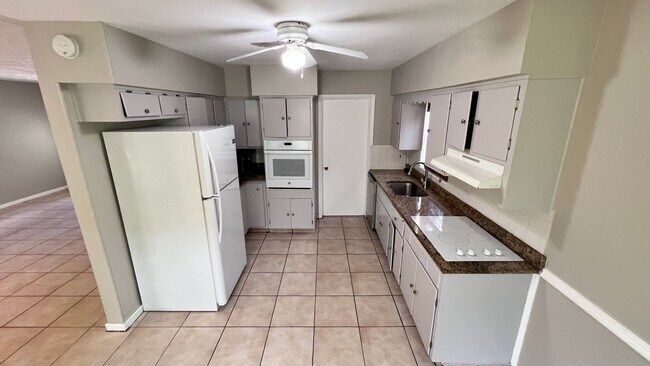 Building Photo - Lovely 3 Bedroom, 2 Bathroom Home in Melbo...