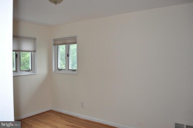 Building Photo - 6000 Greentree Rd